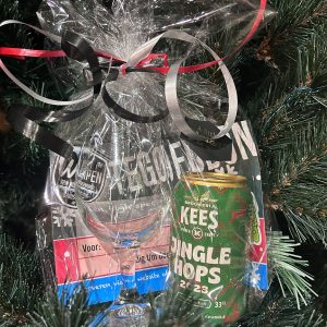 December cadeau - Tegoedbon HIGH met glas en bier - Feestelijk ingepakt